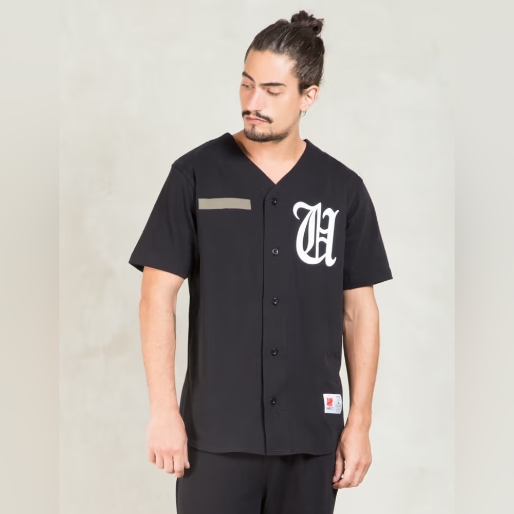 Undefeated Black short sleeve DESERTOR game v neck graphic polyester jersey M